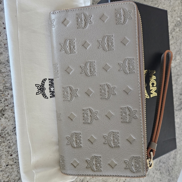MCM Gray Embossed Leather Wristlet Clutch . New With Box & Dust Bag Inc. - Picture 4 of 8